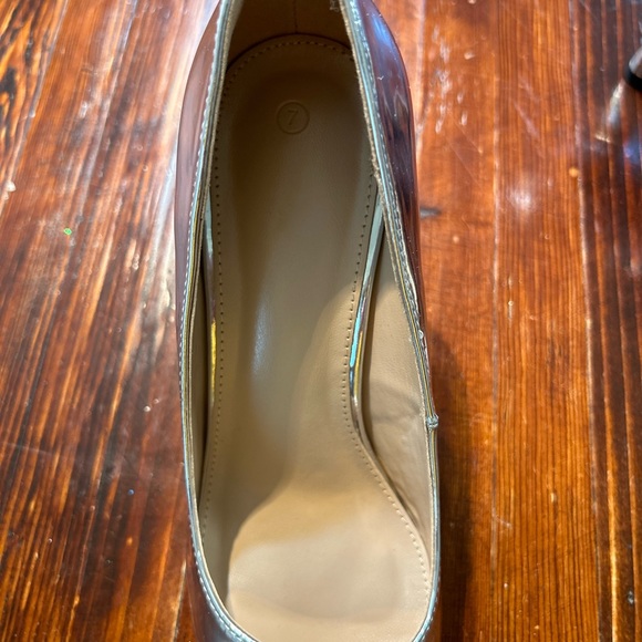 Beautiful silver patent leather heel with large diamond rhinestone embellishment - Picture 5 of 9